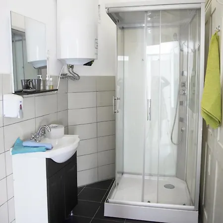 Old Town بيت شباب