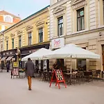 Old Town אכסניה *